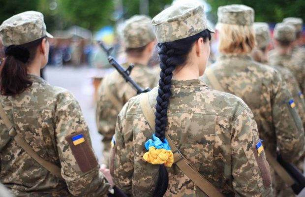 Під час воєнного стану діє обмеження на виїзд за кордон чоловіків призовного віку. Утім, наразі в Україні немає рішення щодо обмеження перетину кордону військовозобов’язаних жінок.