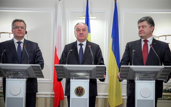 Війна на сході України не може бути виправданням відсутності реформ у країні, заявив президент України Петро Порошенко на спільній прес-конференції з президентами Молдови та Польщі в Кишиневі.