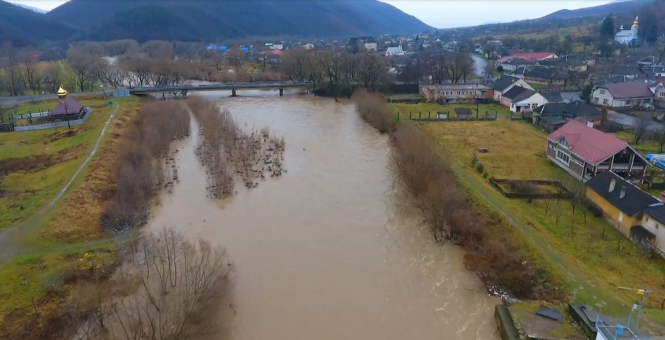 Внаслідок інтенсивних дощів рівні води в основних річках Закарпаття піднялися від 1,5 до 2,5 метрів.


