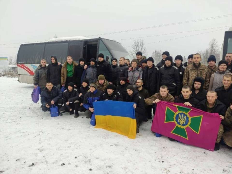 Відбувся черговий масштабний обмін полоненими. Україна повернула додому ще 116 оборонців. 

