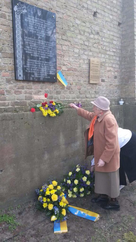 Посол Украины в Германии Андрей Мельник сообщил, что в концлагере Равенсбрюк отдали дань уважения тысячам замученных украинок, передает УНН.
