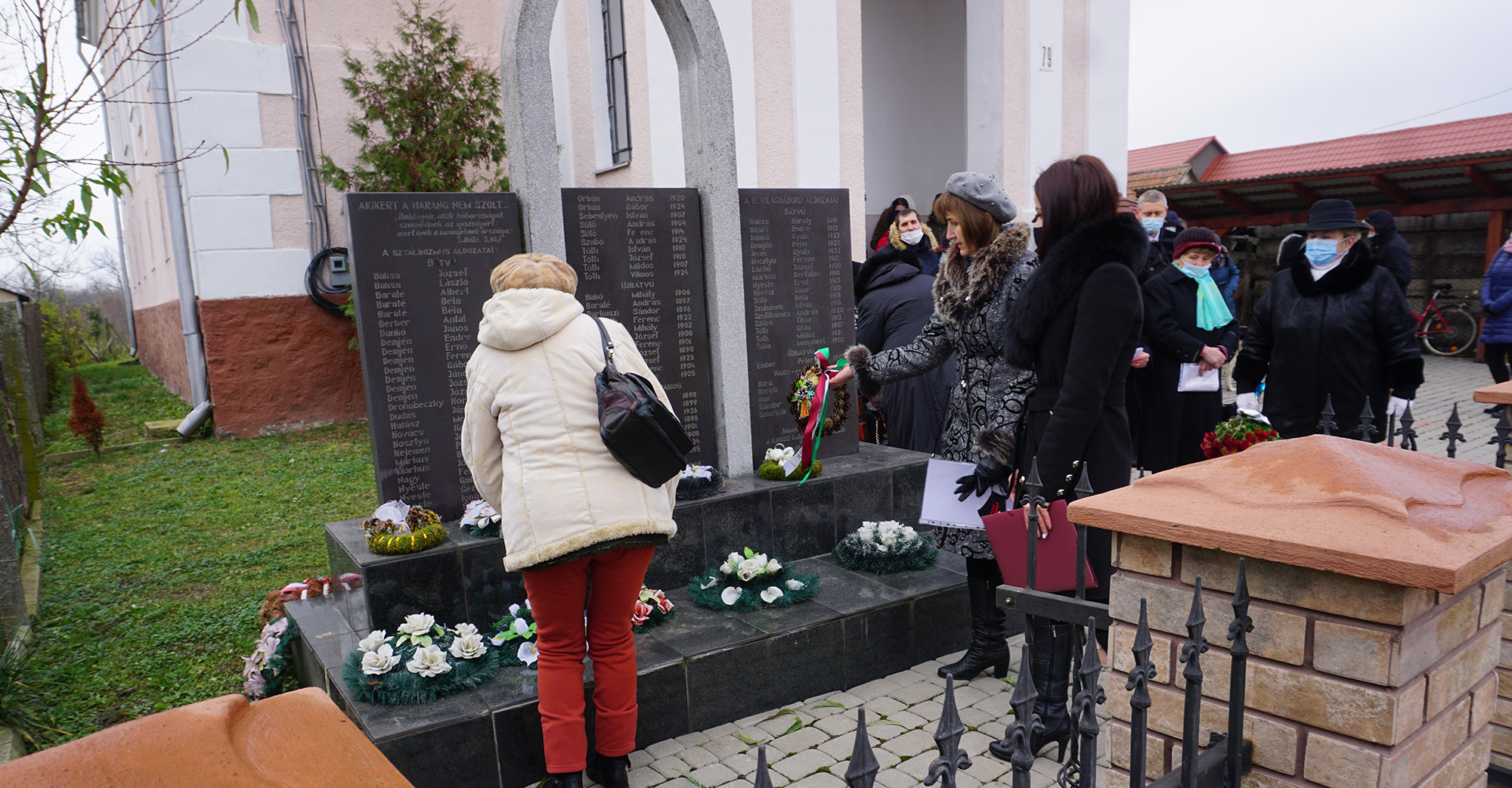 22 листопада меморіальний захід на честь жертв сталінських репресій провели і в селищі Батьово. З огляду на епідемічну ситуацію, захід відбувся у вузькому колі.