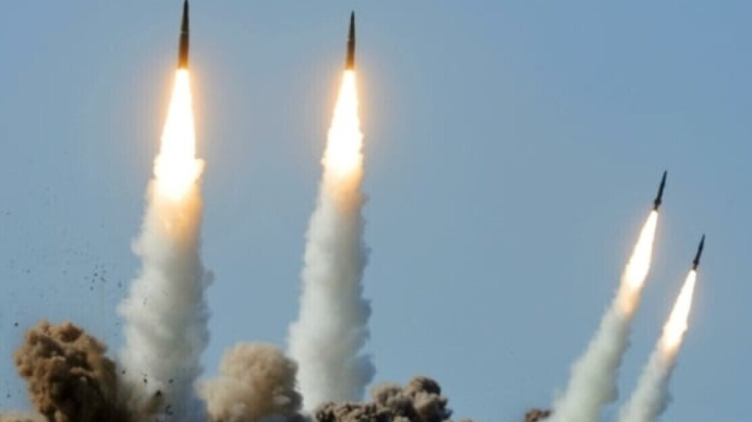 Голова Хмельницької ОВА Сергій Гамалій під час повітряної тривоги повідомив, що чотири ворожі ракети рухаються на захід країни.

