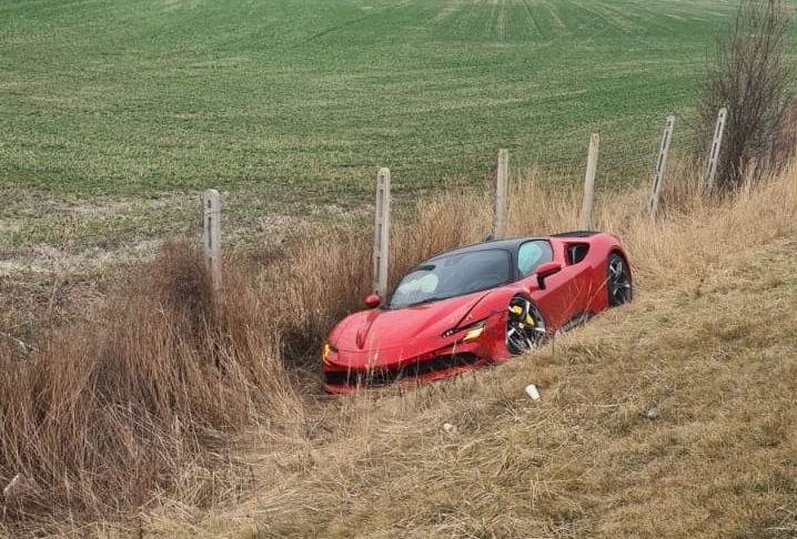 В Словакии в ДТП оказался новый Ferrari стоимостью €500 000 (ФОТО)