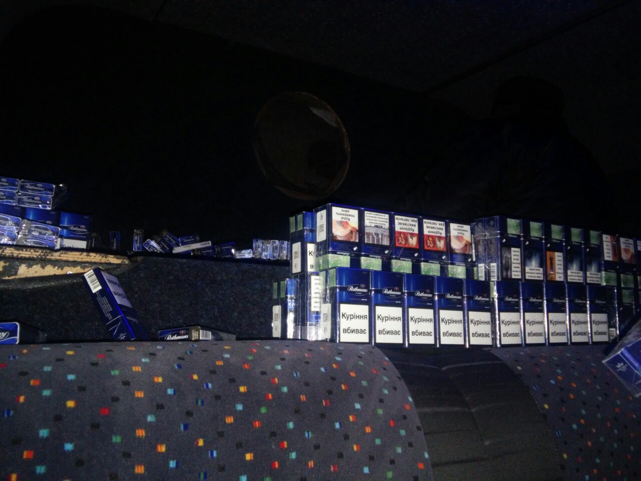 Прикордонниками Мукачівського загону спільно з співробітниками митниці під час огляду мікроавтобуса «Мерседес», який прибув на КПП «Лужанка» було виявлено 5300 пачок тютюнових виробів різних марок.