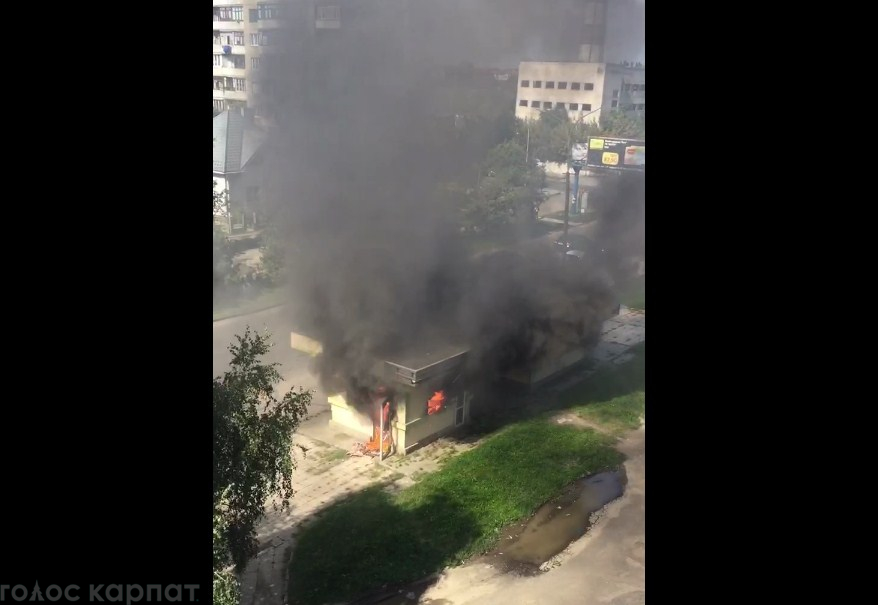 На Грушевського в Ужгороді масштабна пожежа (ВІДЕО)