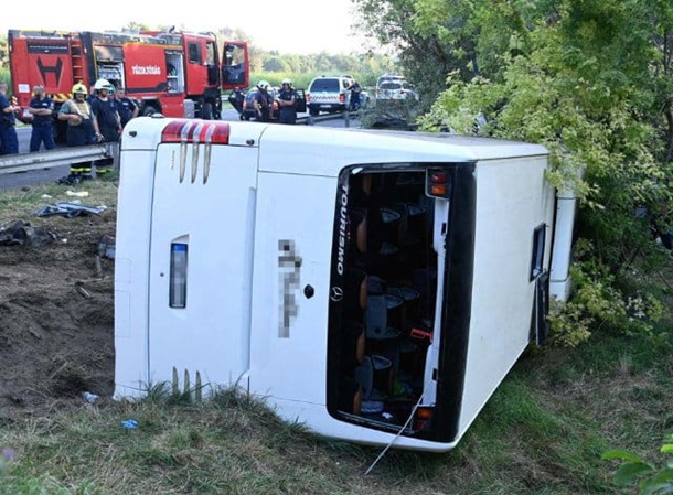Автобус з угорським номерним знаком, в якому перебували понад 50 пасажирів, врізався в опору шляхопроводу.