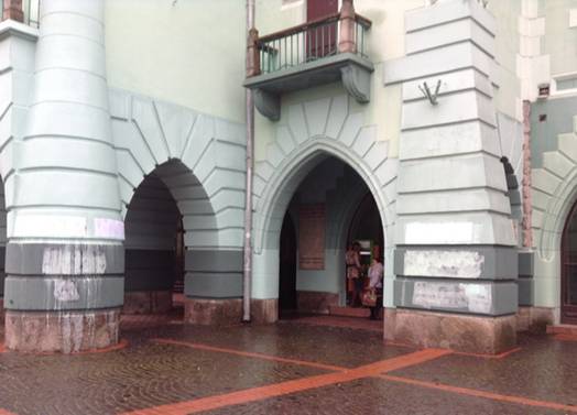 Поліція проводить розслідування За фактом пошкодження фасаду адмінбудівлі Мукачівської міської ради, пише Прес-служба ГУ Національної поліції в Закарпатській області.