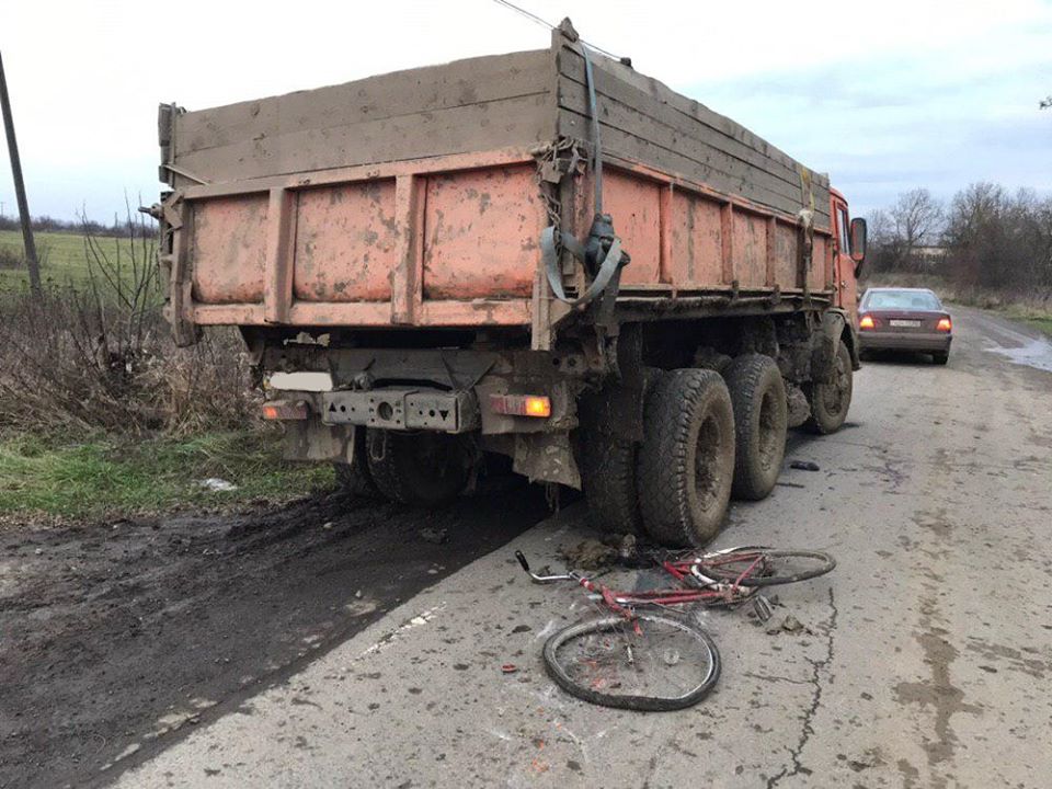 Сьогодні, 16 грудня, близько 15:10 до поліції надійшло повідомлення про те, що у селі Малі Геївці Ужгородського району, автомобіль марки 