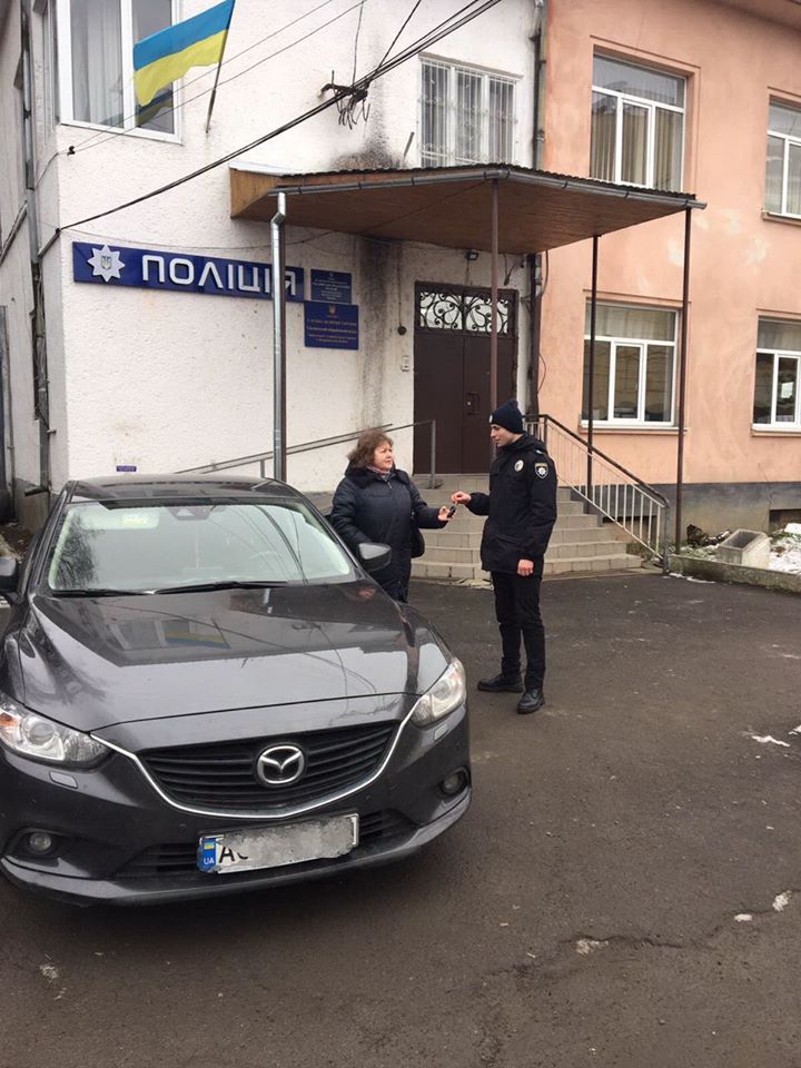 Нещодавно до поліцейських Мукачівщини надійшло повідомлення від 60-річної жінки про те, що вночі з двору за місцем її проживання невідомі викрали її автомобіль марки «Mazda».

