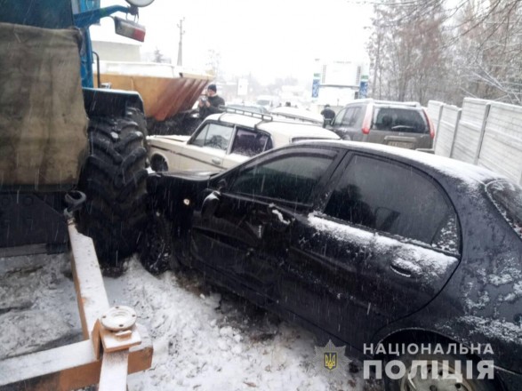 У Харківській області трактор, посипаючи засніжену дорогу, зіткнувся одразу з вісьмома автомобілями. Про це повідомляє УНН з посиланням на відділ комунікації управління обласної поліції.