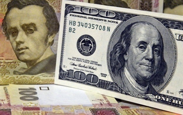 Готівковий курс гривні стрімко ослаб як проти долара, так і проти євро на чорному ринку 11 вересня: гривня коливається на рівні 41,40 - 41,57 за долар.