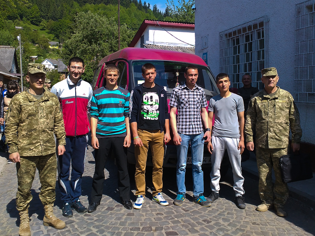 У понеділок, 23 травня, п’ятеро юнаків із Рахівщини відправились до обласного військового комісаріату для проходження контрольного медичного огляду та відправки на строкову військову службу.