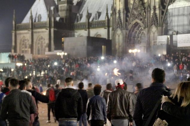 Мигранты, участвовавшие в массовых домогательствах к женщинам во время празднования Нового года в Кельне, по всей видимости, договорились о встрече возле главного вокзала города заранее.