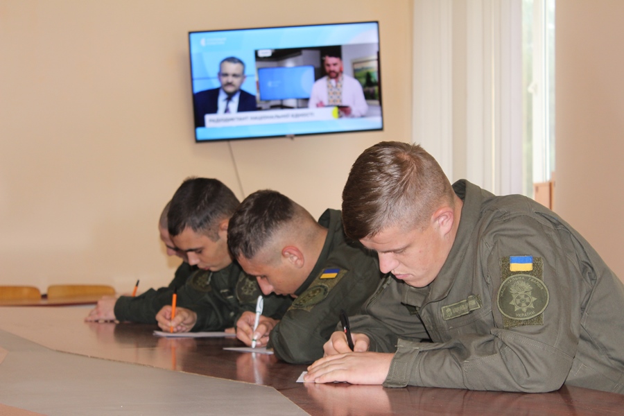 Військовослужбовці після короткого відпочинку від бойової служби зібрались разом, аби перевірити свої знання з правопису.