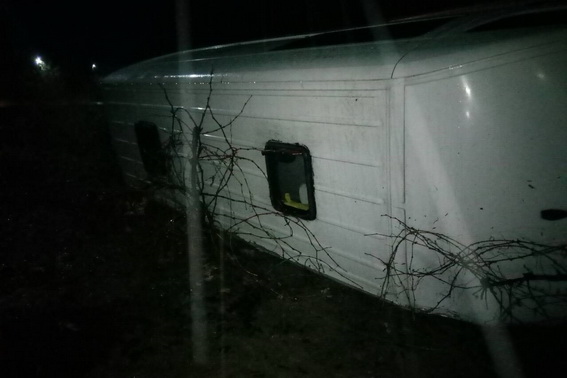 Учора пізно ввечері в селі Залужжя Мукачівського району перекинувся в кювет  мікроавтобус 