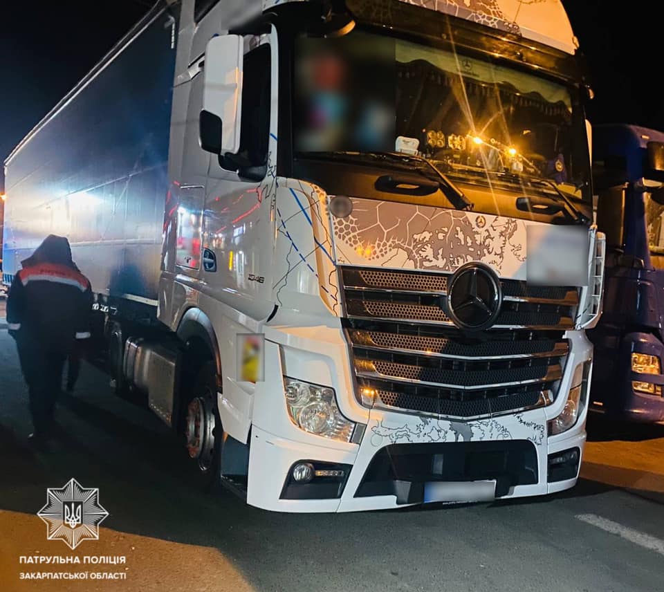 П’яна нічна ДТП на Закарпатті: Водій вантажівки Mercedes зіткнувся із автомобілем Volvo, не зупинившись, залишив місце ДТП (ФОТО)