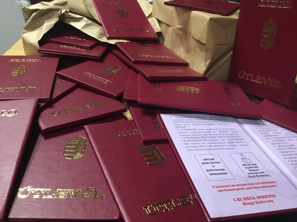 На Закарпатті, у місті Берегово, у консульстві Угорщини громадянам України видавали угорські паспорти