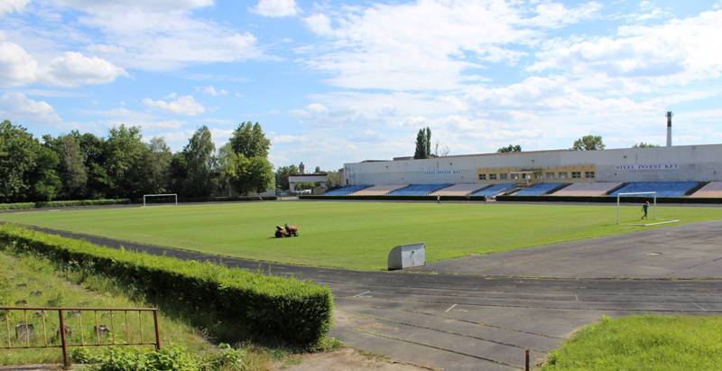 Стадион мукачевской ДЮСШ, несмотря на название, считается главной ареной богатого на футбольные поля города.
