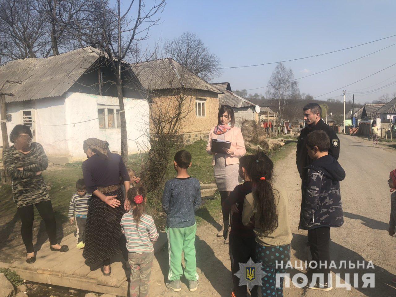 Інспектор ювенальної превенції Іршавської поліції Яна Горзов провела профілактичну бесіду з мешканцями села Лоза, діти яких не відвідують школу.