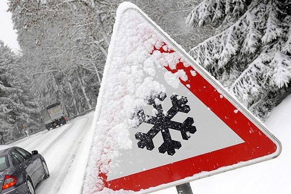 За прогнозами синоптиків протягом доби 4 січня та вночі 5 січня по території Закарпатської області та м. Ужгород очікується сильний, місцями дуже сильний сніг. На дорогах ожеледиця та снігові замети.