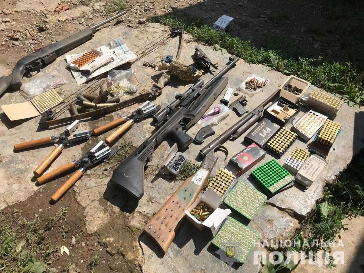 Хустянина наразі помістили до ізолятора тимчасового тримання.