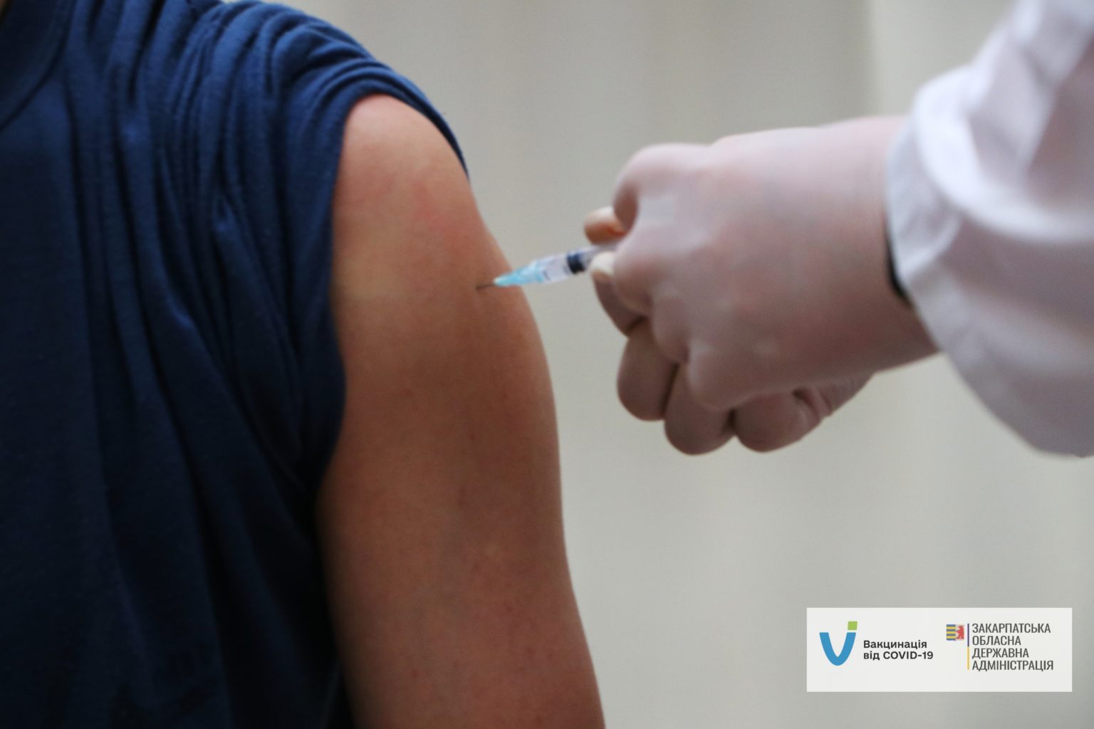 Закарпатські медики щоденно працюють в умовах пандемії, надаючи медичну допомогу та вакцинуючи краян проти COVID-19.