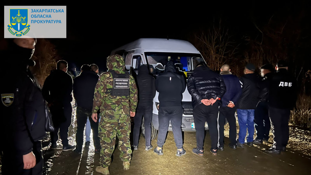 На Виноградівщині двох осіб підозрюють у спробі незаконно переправити через кордон групу з дев’яти «ухилянтів».