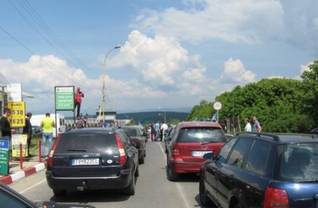 Чопський прикордонний загін інформує, що протягом останніх днів у пунктах пропуску «Тиса» та «Ужгород» спостерігається різке збільшення кількості осіб, які прямують на виїзд з України. 