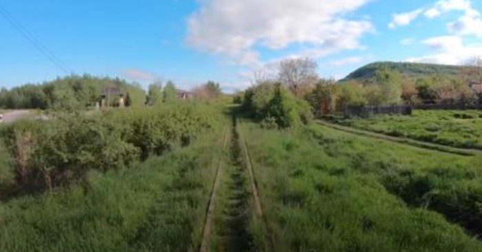 "Глазами машиниста поезда": блогер показал путь узкой колеи из Берегово в Хмельник (ВИДЕО)