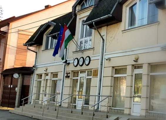 В связи со сложной эпидемиологической ситуацией и увеличением числа пациентов с коронавирусом в Закарпатье венгерское консульство в Орехове приостанавливает прием граждан с 10 по 19 марта.
