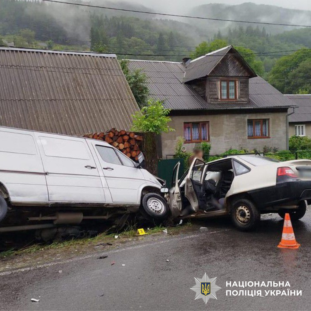Малюнок до статті Смертельна ДТП на Закарпатті: 62-річний водій мікроавтобуса виїхав на зустрічну і врізався в легковик (ФОТО)%