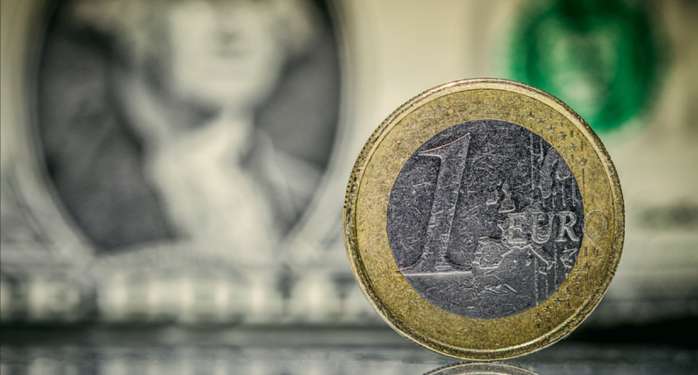 У четвер, 2 липня, національна валюта зміцнилася по відношенню до євро. Офіційний курс долара піднявся до позначки 21,006373 грн/$.