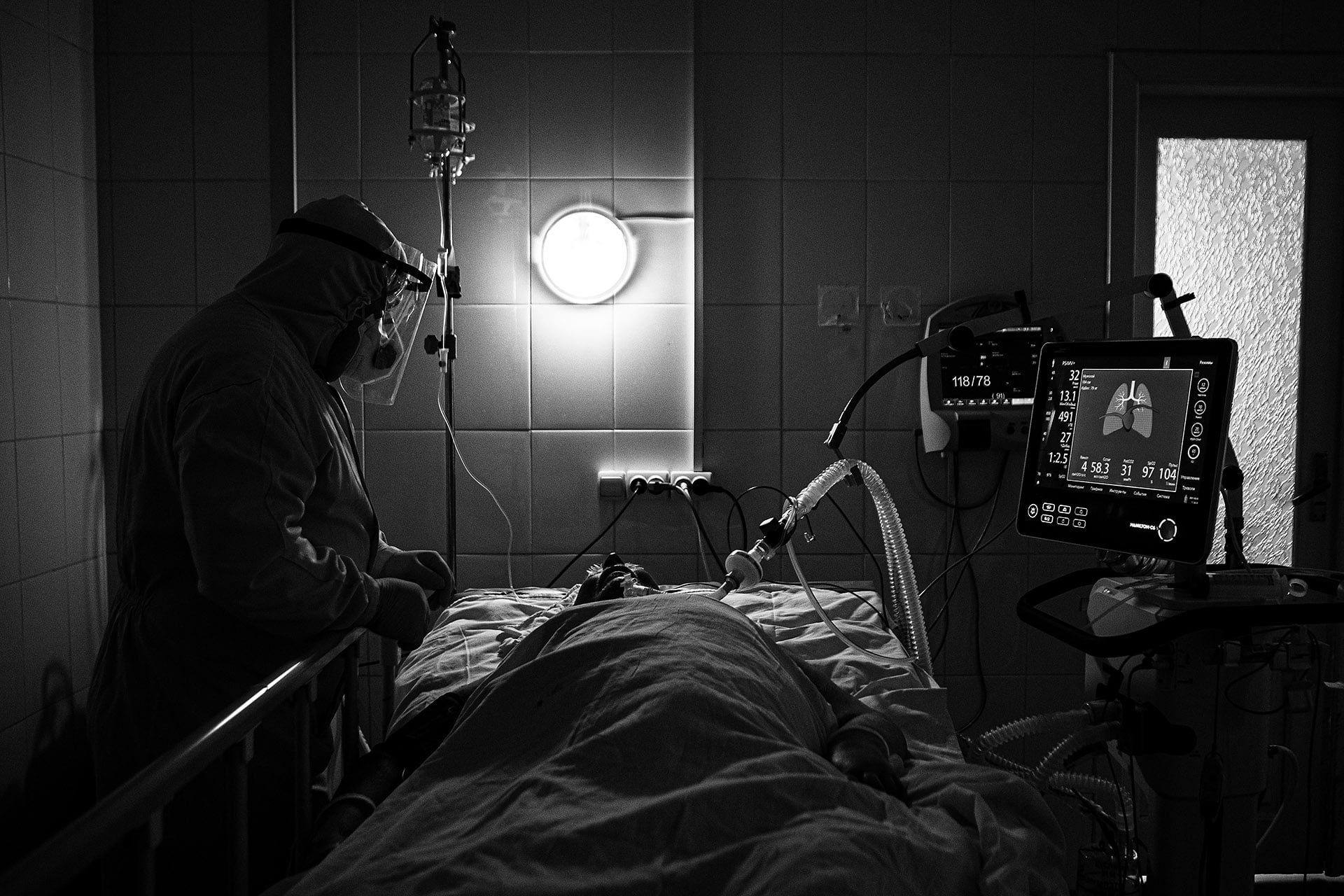 Ужгородський фотограф Сергій Гудак опублікував серію світлин з лікарями та хворими, які борються з Covid-19.