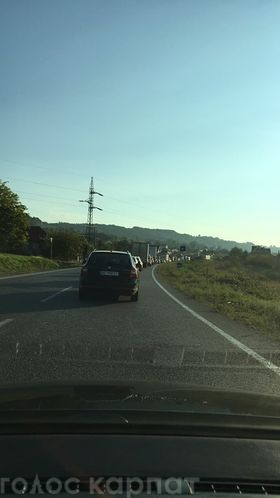 Грузовики, рейсовые автобусы и сотни легковых автомобилей застряли в километровой пробке на дороге национального значения H-09 Мукачево-Рогатин.