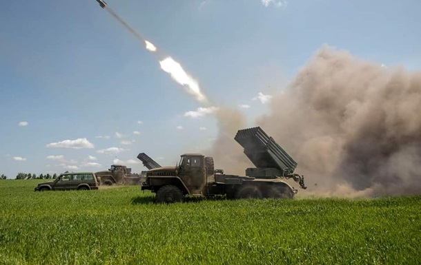 Російські військові продовжують накривати ракетами та бомбардувати населені пункти в Донецькій та Луганській областях.