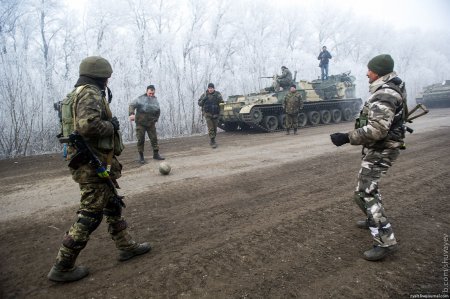 Перемир'я: 128-ма бригада грає у футбол під Дебальцевим /ВІДЕО/