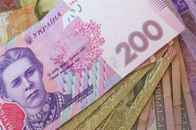 К 2018 году минимальная заработная плата в Украине должна увеличиться до 1763 гривен, тогда как с 1 мая 2016 года она составит 1434 гривны.
