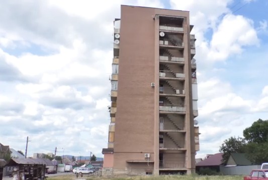 В Ужгороді чоловік впав з висоти 9-го поверху (ВІДЕО)