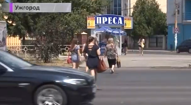 На одному з найбільш завантажених відрізків в Ужгороді – перетин Швабської, Минайської та Проспекту Свободи – у понеділок виник практично транспортний колапс.