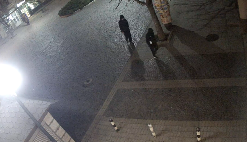 Правоохранители Мукачевского отдела полиции обращаются за помощью к жителям Мукачева опознать лиц, которые изображены на видео. 