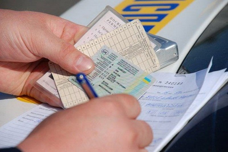 Термін дії водійського посвідчення в Україні знову скоротять: в ВРУ зареєстрували відповідний законопроєкт 