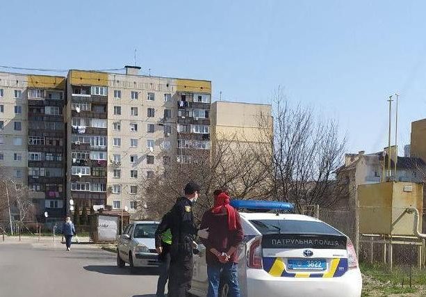 Сегодня утром патрульные получили вызов о драке в одном из квартирных домов на улице Капушанской в Ужгороде.