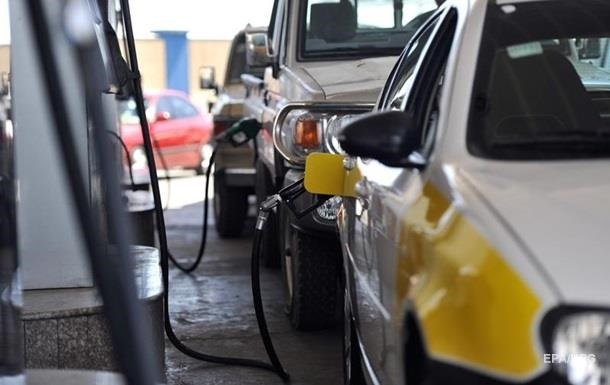 Низка великих мереж АЗС підвищили ціни на бензин і дизельне паливо в межах 10-50 копійок за літр.
