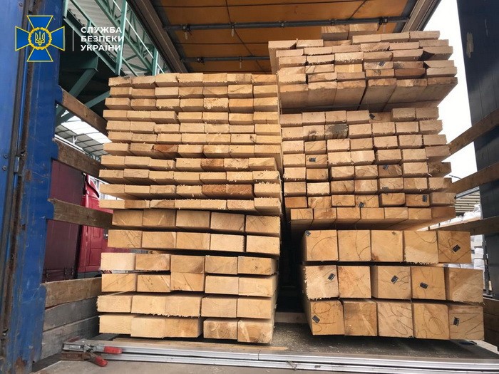Служба безопасности Украины разоблачила и блокировала в Закарпатской области схему незаконной переправки оптовых партий древесины за границу.