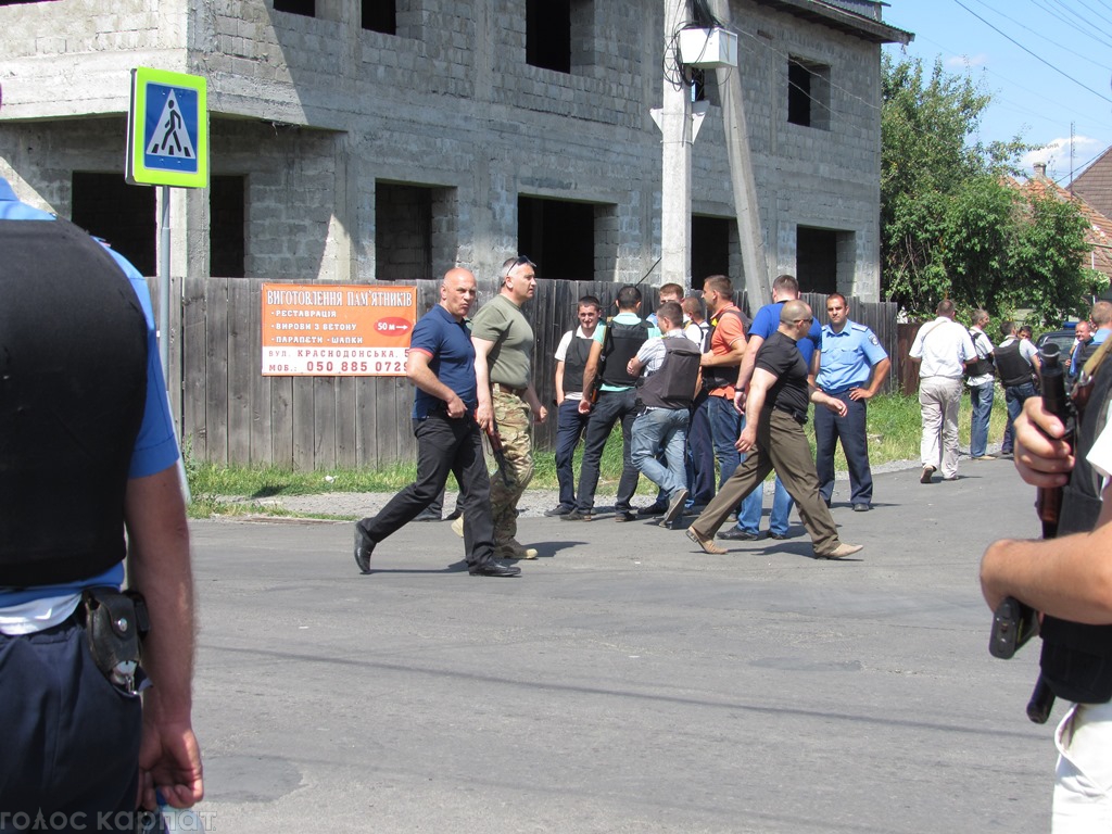 У кримінальному провадженні за фактом участі у злочинній організації та вчиненні терористичних актів у Мукачеві затримано 4 осіб. Проводяться невідкладні слідчі і процесуальні дії.