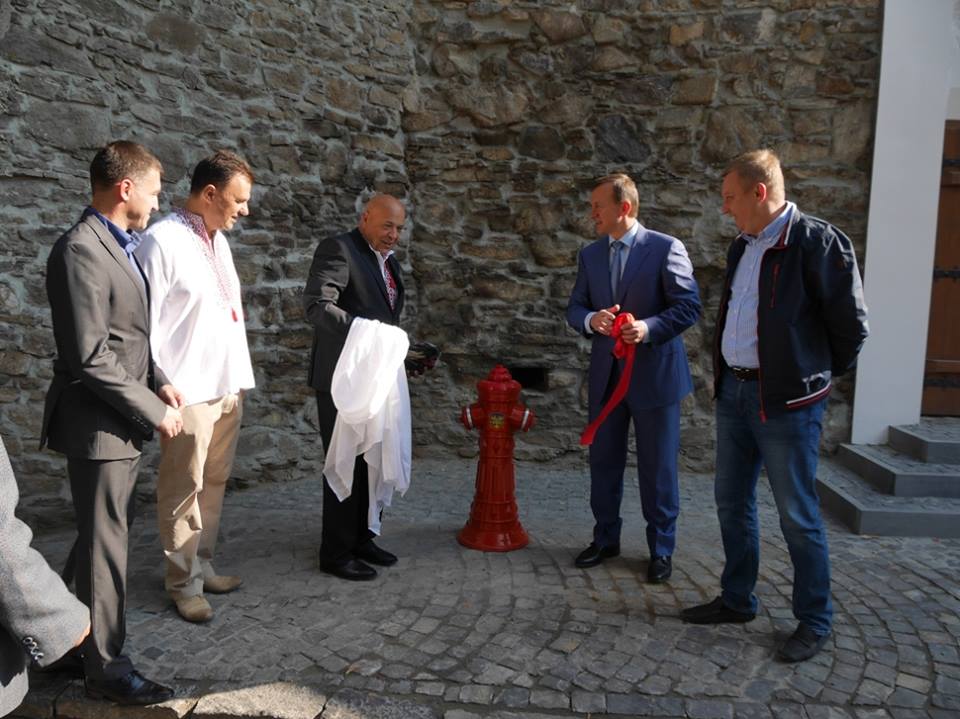 Спеціально до Дня міста Ужгороду подарували наземний пожежний гідрант JAFAR, який встановлено перед відреставрованим історичним комплексом 