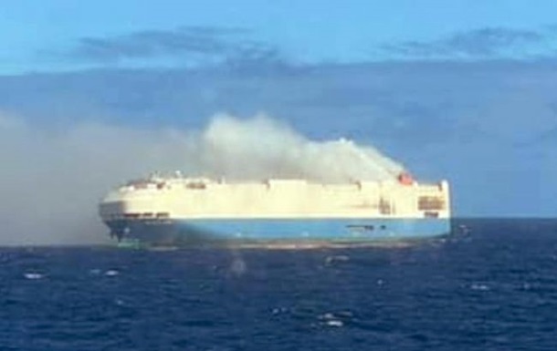 Екіпаж евакуювався на шлюпках після того, як на борту спалахнула пожежа, а судно було оголошено 