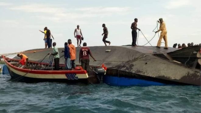 Щонайменше 100 людей загинули після того, як на озері Вікторія в Танзанії перекинувся пором, на якому перебувало сотні пасажирів.

