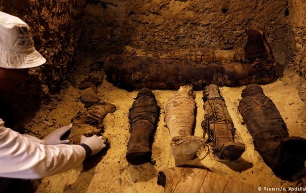 Дослідники виявили гробниці з муміями, які добре збереглись та, ймовірно, належали до однієї родини середнього класу. Науковці датували їх часами династії Птолемеїв.
